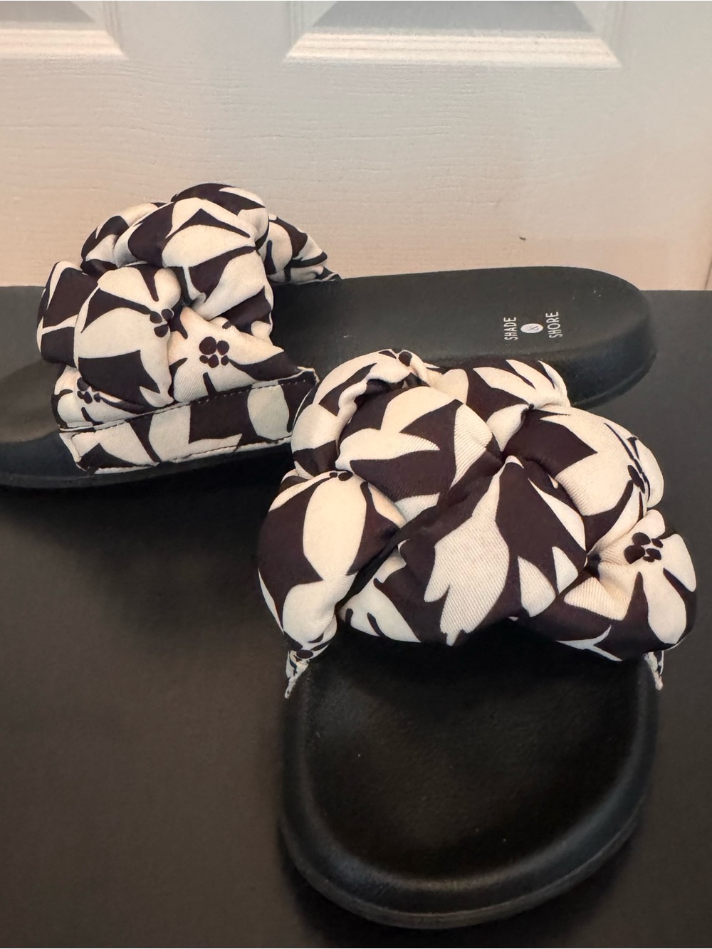 Women’s. Floral Knot Slide Sandals - Black & White. Size 7. NWOT